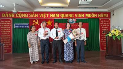 Đồng chí Trần Phú Hà – Đảng ủy viên, Bí thư chi bộ Chi cục Tiêu chuẩn – Đo lường – Chất lượng nhiệm kỳ 2020 – 2022 tặng hoa chúc mừng Cấp ủy Chi cục Tiêu chuẩn – Đo lường – Chất lượng, nhiệm kỳ 2022-2025;