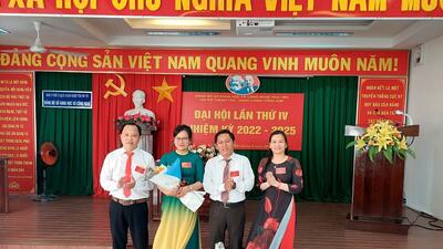 Đồng chí Lâm Vũ Mỹ Hạnh – Phó Bí thư Đảng ủy, Phó Giám đốc Sở tặng hoa chúc mừng Cấp ủy Chi bộ Thanh tra – Hành chính tổng hợp, nhiệm kỳ 2022-2025
