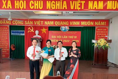 Đồng chí Lâm Vũ Mỹ Hạnh – Phó Bí thư Đảng ủy, Phó Giám đốc Sở tặng hoa chúc mừng Cấp ủy Chi bộ Thanh tra – Hành chính tổng hợp, nhiệm kỳ 2022-2025