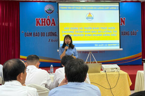 45 học viên dự tập huấn đo lường, chất lượng bán lẻ xăng dầu